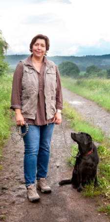 Tanja M&uuml;ller mit Therapiehund Coco